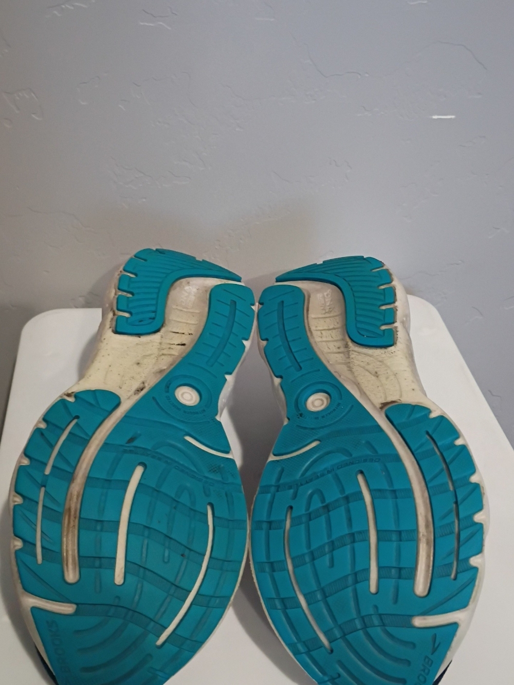Brooks Women’s Running Shoes — Teal Upper with Light Pink Laces - Picture 7 of 7